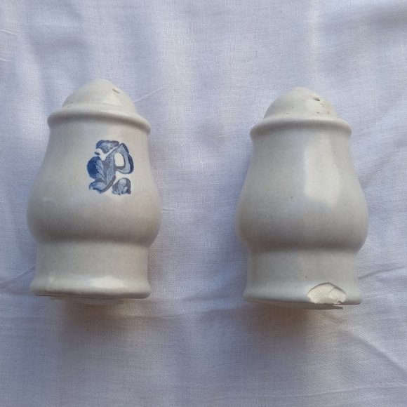 Vintage Pfaltzgraff Yorktowne Salt & Pepper Shaker - Picture 4 of 4